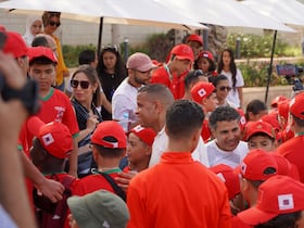 Rencontre entre icones du foot national et enfants MRE.
