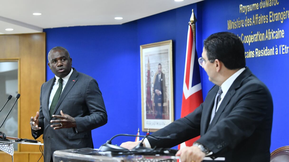 Le secrétaire d’Etat britannique aux Affaires étrangères, au Commonwealth et au Développement, David Lammy, et le ministre des Affaires étrangères, de la Coopération africaine et des Marocains résidant à l’étranger, Nasser Bourita.