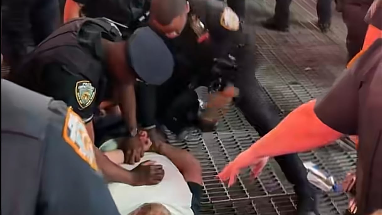 Un supporter algérien arrêté par la police de New York pour violences. Capture d'écran.