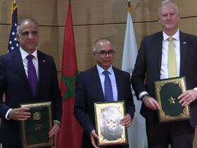 De g. à dr.: Puneet Talwar, ambassadeur des Etats-Unis au Maroc, Chakib Benmoussa, ministre de l'Educaction nationale, du préscolaire et des sports, et Erik Janowsky, directeur d'USAID Maroc.