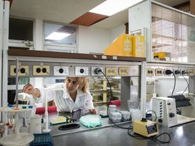 Au Centre de génie génétique et de biotechnologie (CIGB) à Camagüey, Cuba, une laborantine se consacre au développement de nouvelles approches thérapeutiques, notamment un vaccin contre le cancer de la prostate.