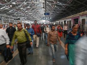 Terminus d'un train de banlieue, gare de Chhatrapati Shivaji Maharaj, Bombay. L'Inde devrait connaître une explosion de sa population urbaine dans les décennies à venir, mais ses villes ne peuvent déjà pas y faire face et le changement climatique rendra les conditions de vie encore plus difficiles.