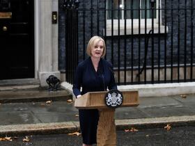 Liz Truss prononce un discours au 10 Downing Street, résidence du Premier ministre du Royaume-Uni à Londres, le 6 septembre 2022.