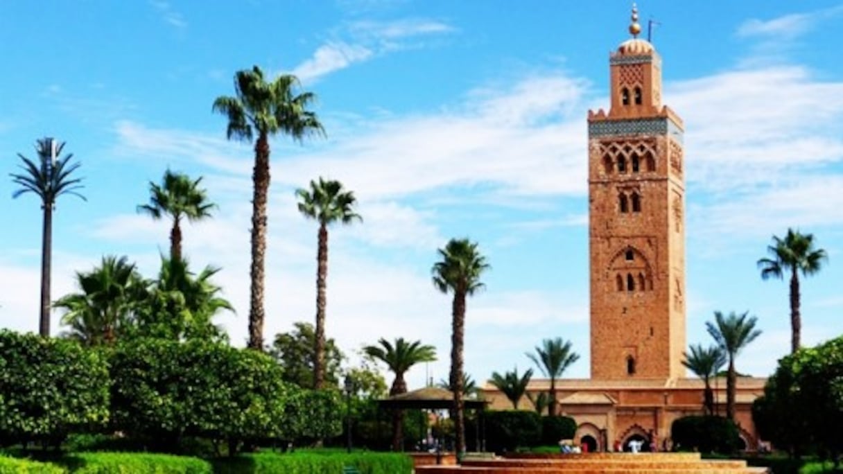 La Koutoubia de Marrakech reflète l'art des Almohades (XIIe siècle). Son minaret de 77 mètres, surmonté d'une flèche et d'orbes métalliques, fut sans doute inspiré d'autres bâtiments, comme ses contemporaines tour Hassan (Rabat), ou Giralda (Séville).