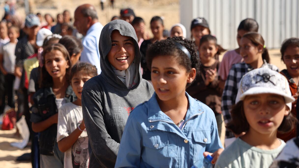 Des écoliers palestiniens font la queue dans un centre éducatif temporaire à Khan Yunis, dans le sud de la bande de Gaza, le 19 septembre 2024.