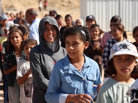 Des écoliers palestiniens font la queue dans un centre éducatif temporaire à Khan Yunis, dans le sud de la bande de Gaza, le 19 septembre 2024.