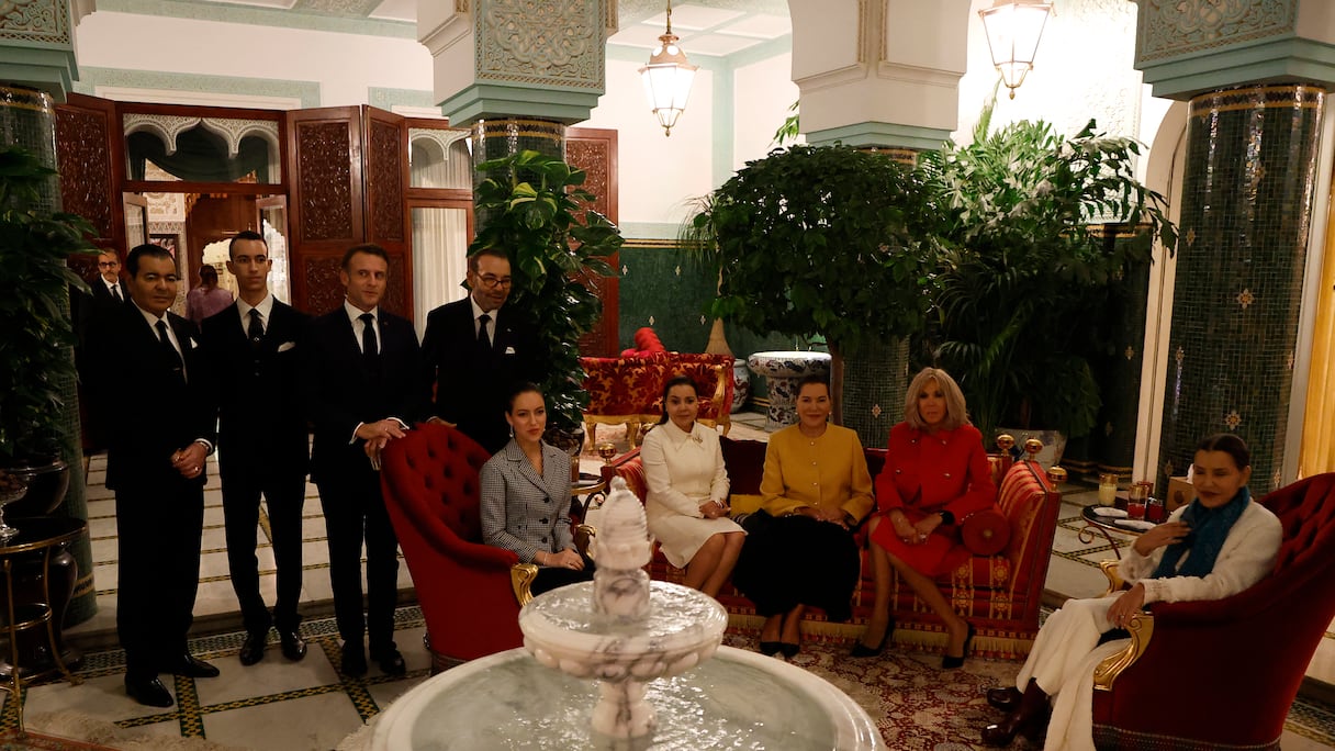 Une photo souvenir de la famille royale avec le couple présidentiel français.