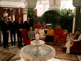 Une photo souvenir de la famille royale avec le couple présidentiel français.
