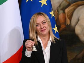 Giorgia Meloni agite une cloche que lui a remise Mario Draghi, le président du Conseil italien sortant, au cours d'une cérémonie de passation de pouvoir au Palazzo Chigi, à Rome, le 23 octobre 2022.