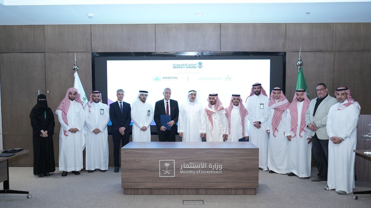 Rochdi Talib, président-directeur général du groupe Akdital, en photo de famille avec les partenaires immobiliers saoudiens Wataniah business real estate et Namaya (Al Fozan holding).