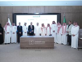 Rochdi Talib, président-directeur général du groupe Akdital, en photo de famille avec les partenaires immobiliers saoudiens Wataniah business real estate et Namaya (Al Fozan holding).