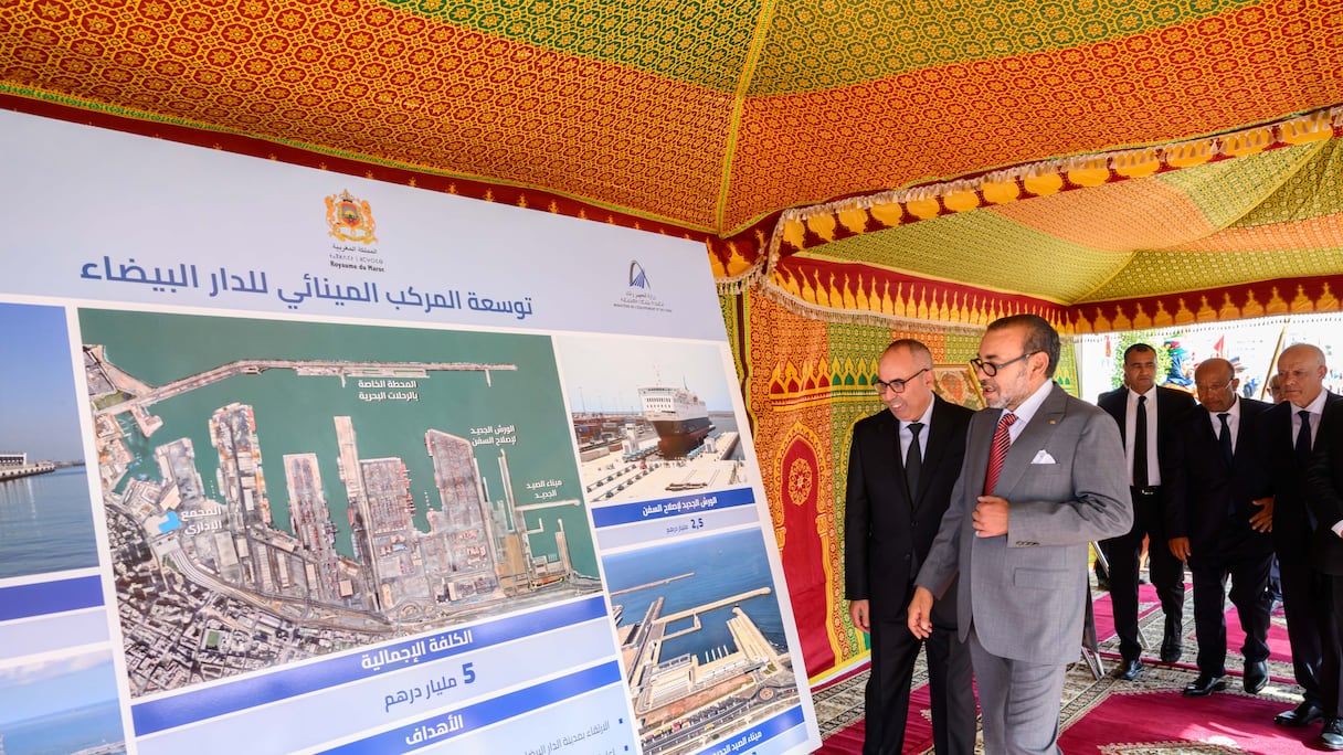 Le roi Mohammed VI inaugurant plusieurs projets inscrits dans le cadre du développement du Complexe portuaire de Casablanca, jeudi 18 septembre 2025.