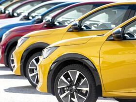 Un alignement de voitures neuves (photo d'illustration).