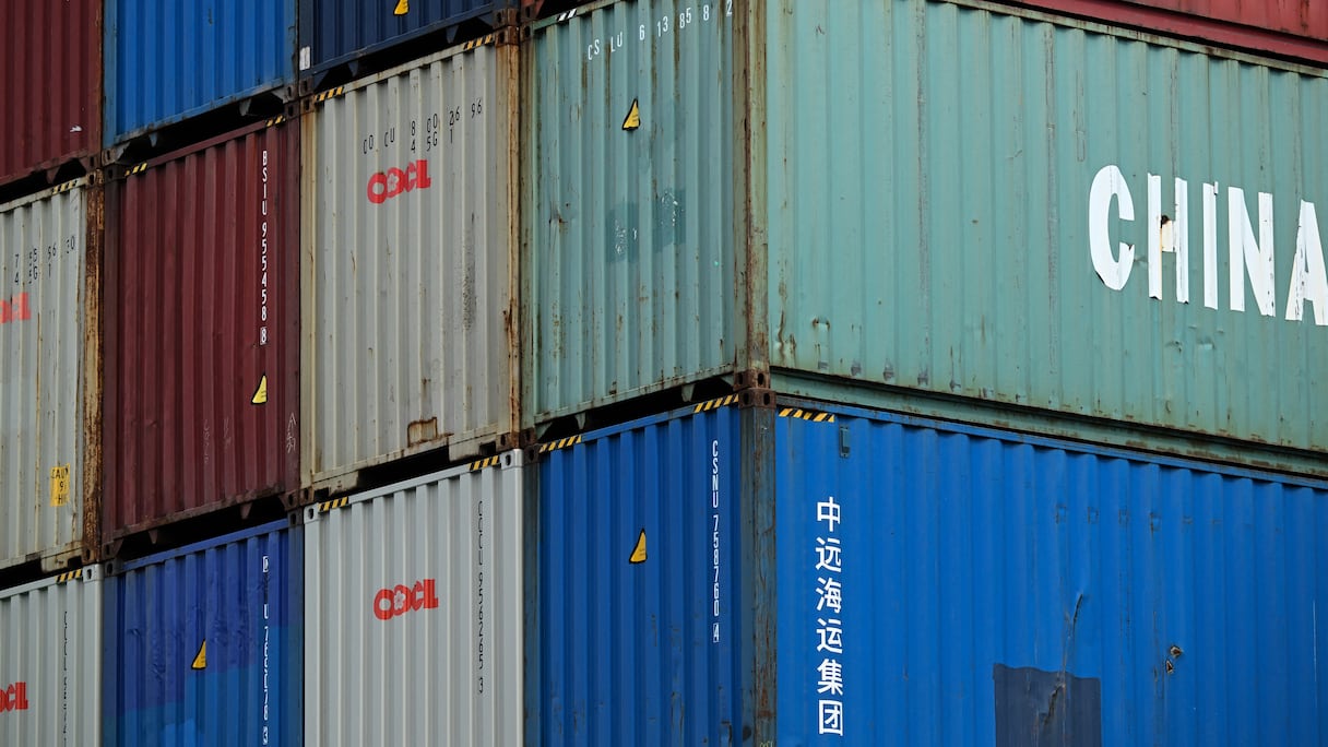 Des conteneurs des compagnies maritimes China Shipping et OOCL sont empilés dans une station de transbordement à Francfort-sur-le-Main, dans l'ouest de l'Allemagne, le 15 avril 2025