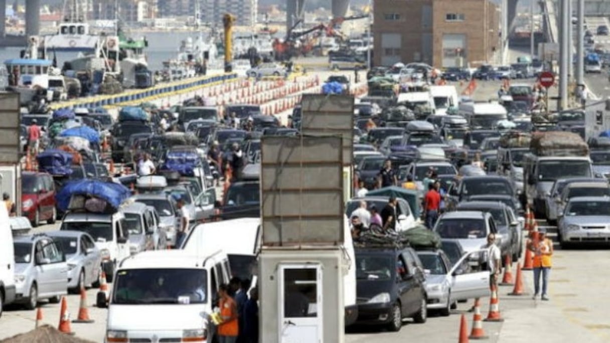 Vacanciers MRE en transit, au port d'Algesiras.