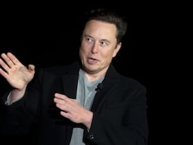 Elon Musk prend la parole au cours d'une conférence de presse lors de l'installation Starbase de SpaceX, près du village de Boca Chica, dans le sud du Texas, le 10 février 2022.