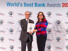 Sanaa Drissi Alami, directrice du Trade finance au sein d’Attijariwafa bank recevant un prix du magazine de référence «Global Finance» à Washington, Etats-Unis, en octobre 2022.