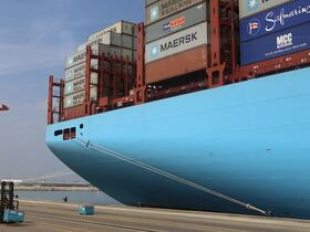 Containers à bord d'un paquebot de transport de marchandises, à quai au port de Tanger Med.