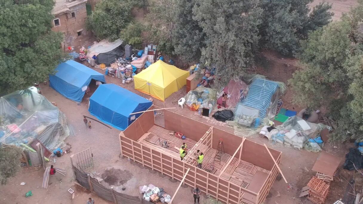 السلطات ومتطوعون ينقلون متضرري الزلزال من العراء إلى الخيام بضواحي تارودانت