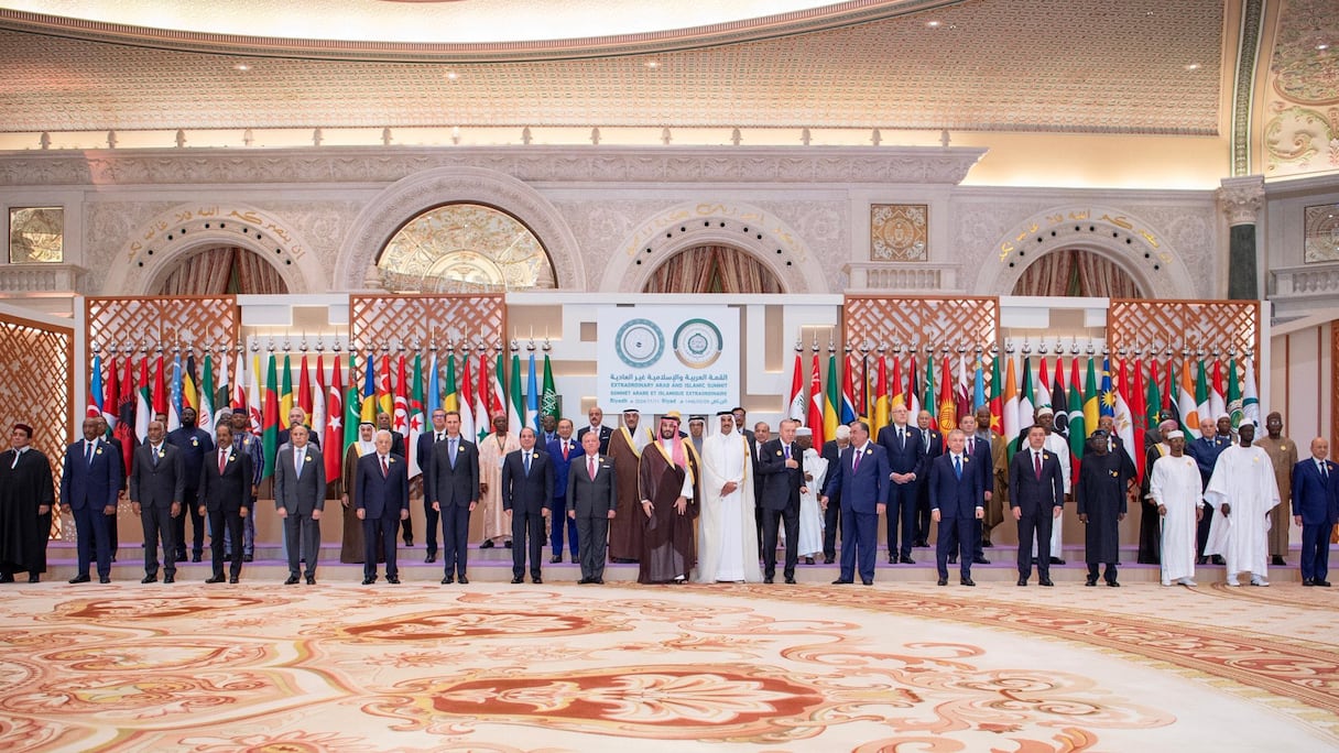 Les rois et chefs d'Etats et de gouvernements arabes et islamiques prenant part au Sommet extraordinaire arabo-islamique.