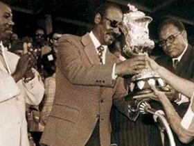 Ahmed Faras recevant le trophée de la CAN en 1976.