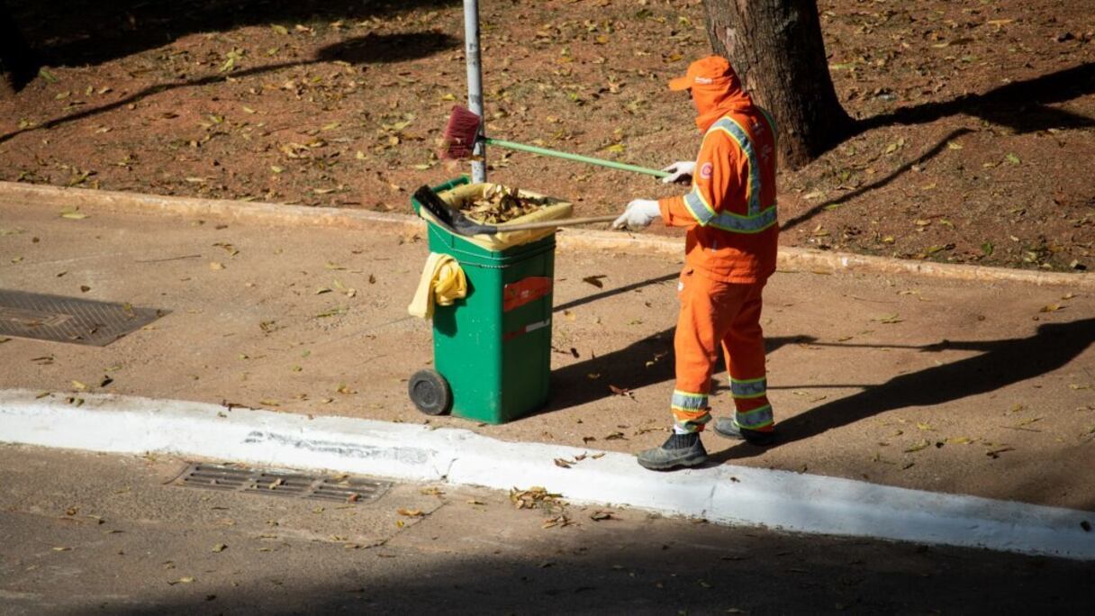 Un balayeur dans une rue.