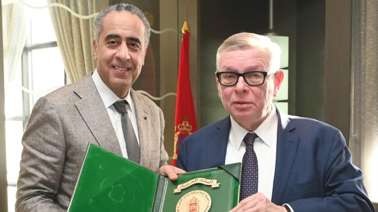 Le patron du pôle DGSN-DGST, Abdellatif Hammouchi, et Alexandre Zouev, secrétaire général adjoint du Bureau des Nations Unies pour la lutte contre le terrorisme, lundi 1er décembre 2025 à Rabat.