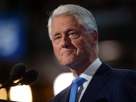 L'ex-président Bill Clinton, le 26 juillet 2016, lors de la Convention nationale démocrate au Wells Fargo Center, à Philadelphie, en Pennsylvanie. L'ancien président Bill Clinton a été hospitalisé pour une infection non liée au Covid, dans la soirée du 12 octobre 2021.