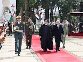 Le président algérien Abdelmadjid Tebboune et l'ancien président iranien Ebrahim Raïssi, en mars 2024 à Alger.
