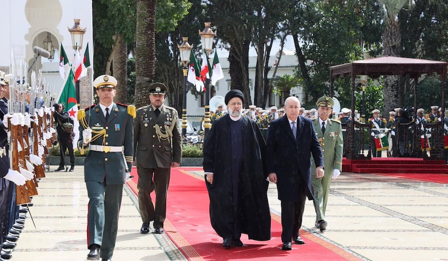 Le président algérien Abdelmadjid Tebboune et l'ancien président iranien Ebrahim Raïssi, en mars 2024 à Alger.