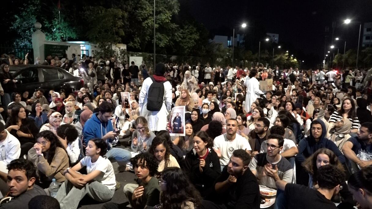 اعتصام طلبة الطب بالرباط مساء يوم الأربعاء 25 شتنبر2024 أمام مقر الكلية