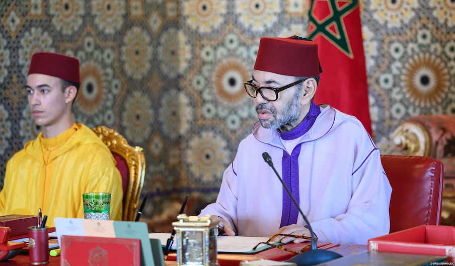 Le roi Mohammed VI et le prince héritier Moulay El Hassan, lors du Conseil des ministres tenu le 17 octobre 2026 à Rabat.