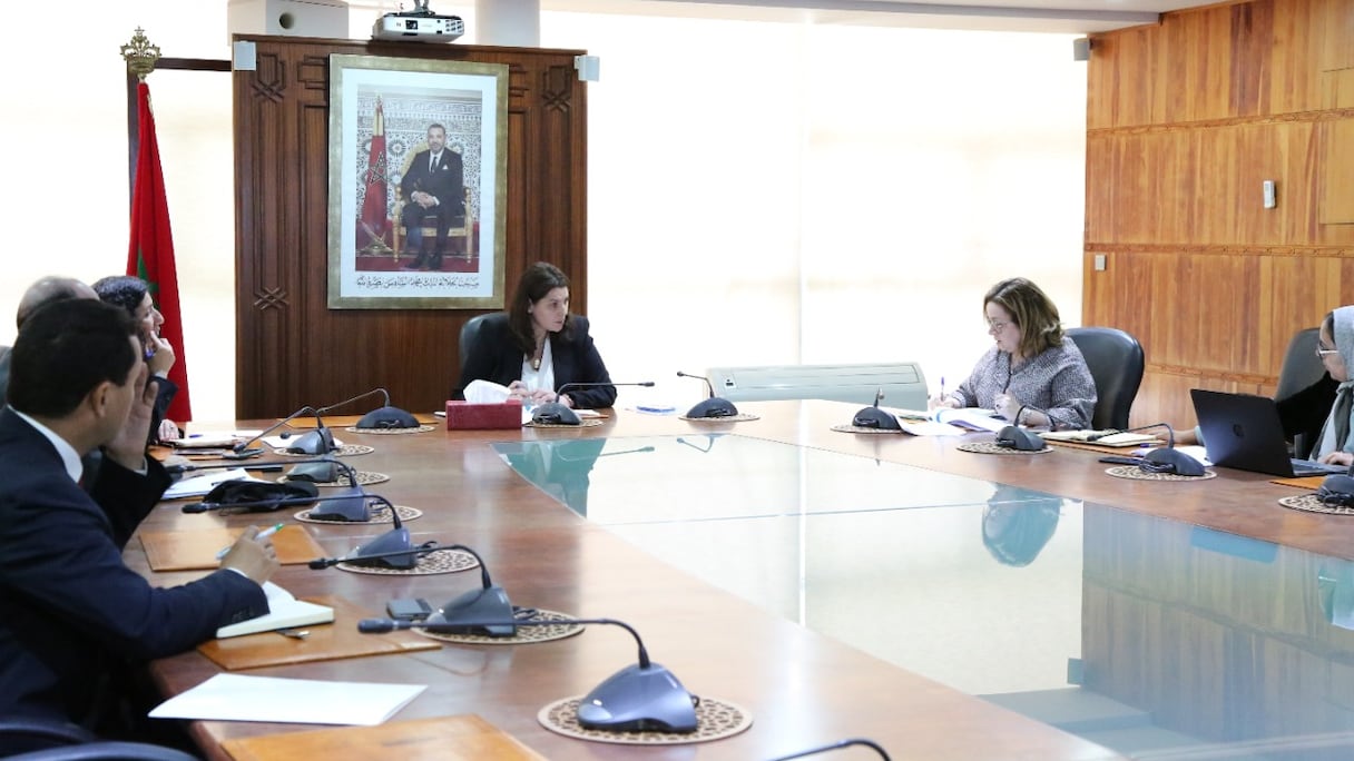 Réunion présidée par Fatima-Zahra El Mansouri, ministre de l'Aménagement du territoire, le 19 avril 2022 à Rabat, en présence du président du directoire d'Al Omrane, Badre Kanouni, et du directeur national du Programme de valorisation durable des Ksours et Kasbahs, Bouazza Barka.