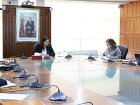 Réunion présidée par Fatima-Zahra El Mansouri, ministre de l'Aménagement du territoire, le 19 avril 2022 à Rabat, en présence du président du directoire d'Al Omrane, Badre Kanouni, et du directeur national du Programme de valorisation durable des Ksours et Kasbahs, Bouazza Barka.