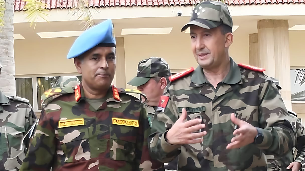 Le Général de corps d’armée, Inspecteur général des FAR et Commandant de la Zone sud, Mohammed Berrid et Général de division Md Fakhrul Ahsan, commandant de la force Minurso, mardi 26 novembre 2024 au siège de la Zone sud à Agadir.