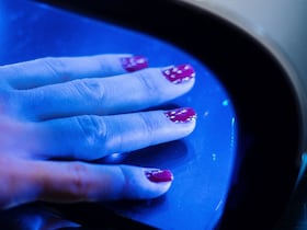 Le TOP, ingrédient clé des vernis semi-permanents, classé toxique pour la santé et interdit en Europe dès le 1er septembre 2025.