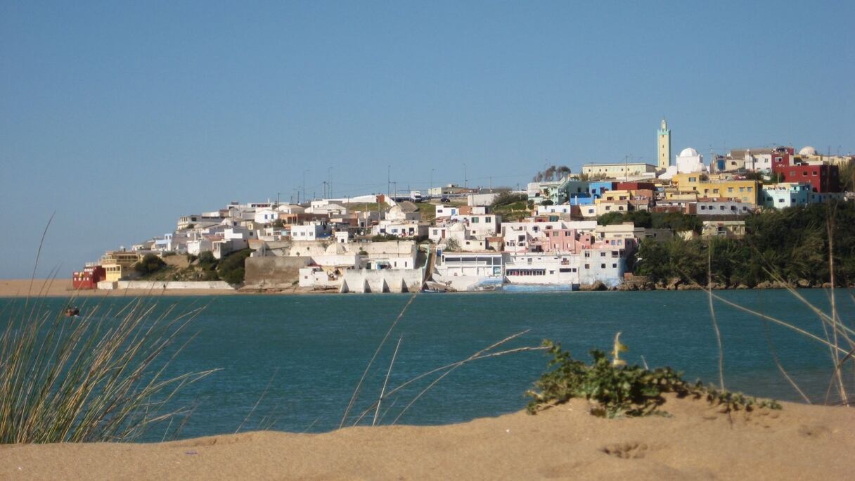 A mi-chemin entre Rabat et Tanger, le village de Moulay Bousselham tire son nom du saint du même nom. Venu d'Egypte, Moulay Bousselham a péri en 1578, lors de la bataille des Trois Rois, à Oued al-Makhazin.