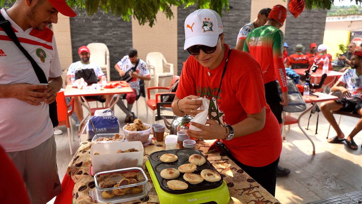 مغربية تفطر مشجعي "الأسود" بسان بيدرو قبل مباراة المغرب ضد الكونغو وسط أجواء رائعة