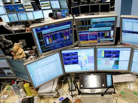 Un desk de trader dans une salle de marchés.