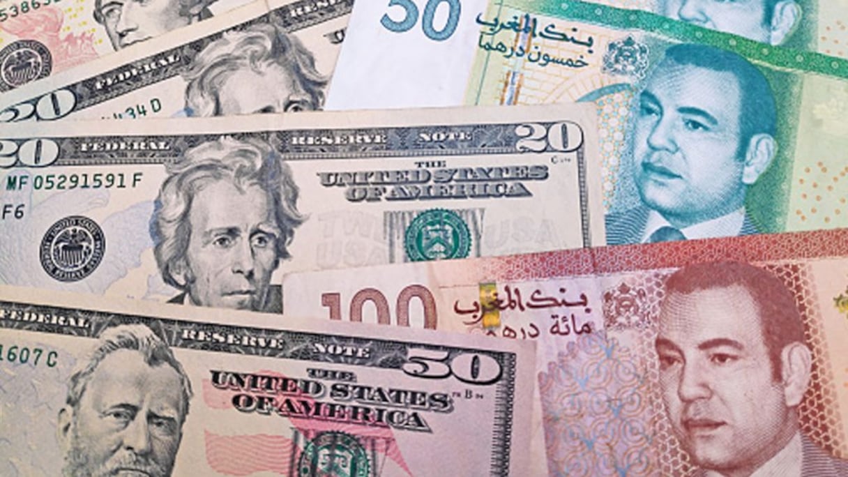 أوراق نقدية من الدرهم المغربي والدولار الأمريكي