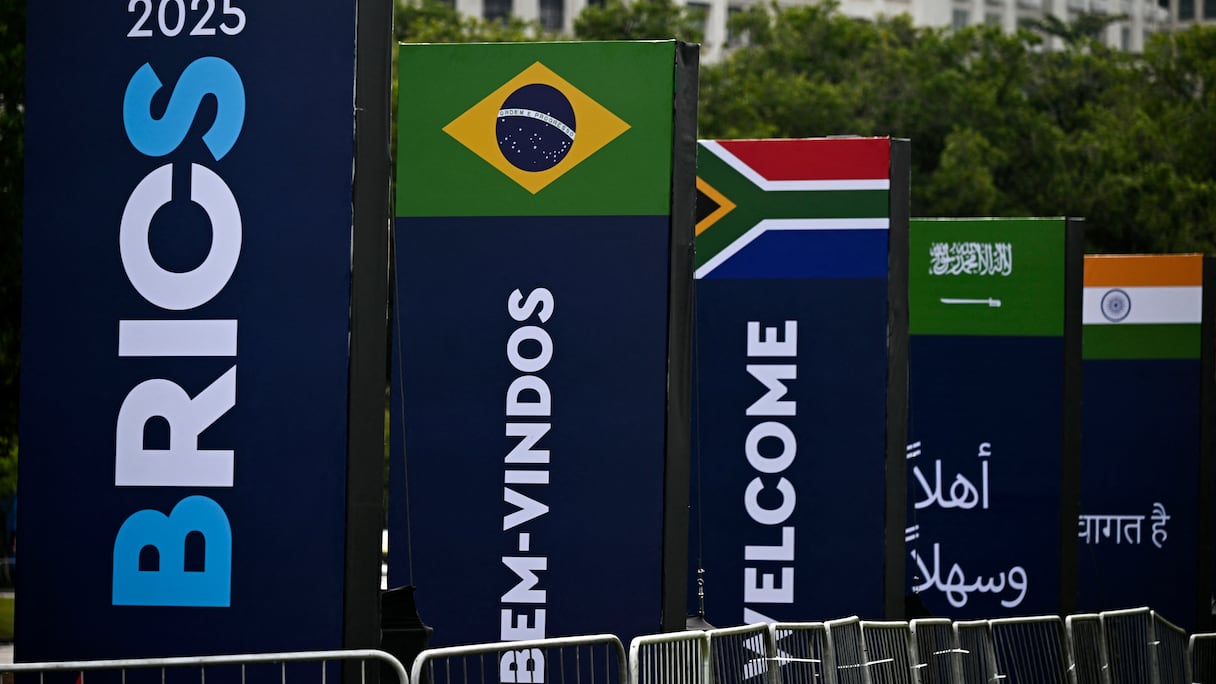 Bannières au sommet des BRICS au musée d'art moderne (MAM) à Rio de Janeiro, le 3 juillet 2025