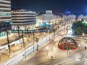 Centre-ville de Casablanca, au croisement du boulevard Hassan II avec l'avenue des FAR, vu depuis la place des Nations-Unies.