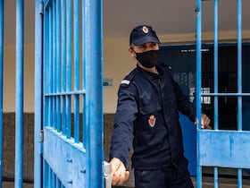 Un gardien à la prison d'El-Arjate près de la capitale Rabat, le 26 mai 2021.