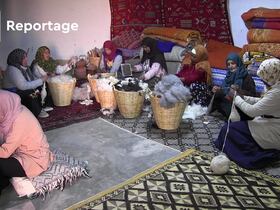Des femmes de la coopérative Iznaguen féminine de tapis authentiques, en train de tisser des tapis (capture image vidéo).