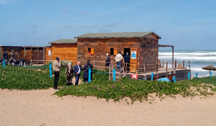 La commission chargée de conduire l’opération de contrôle des établissements et des occupations irrégulières en infraction au plan de l’Agence urbaine sur la Corniche Aïn Diab de Casablanca, lundi 13 avril 2026. (S.Bouchrit/Le360)