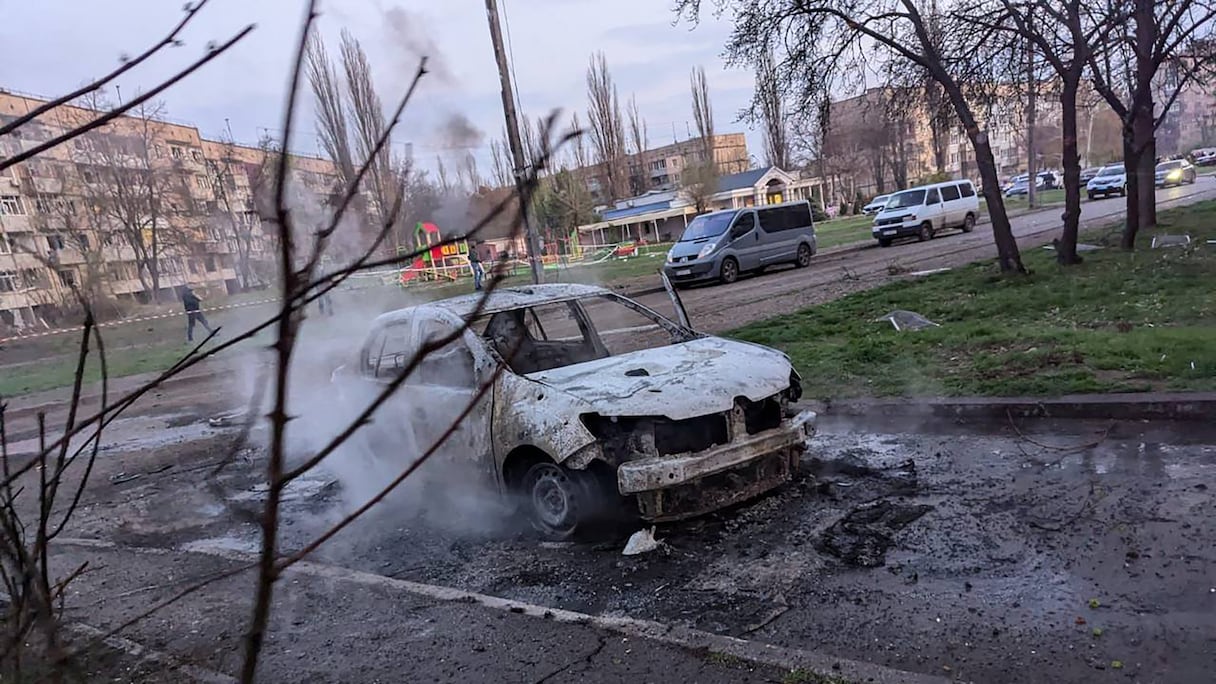 Cette photographie, publiée sur la chaîne Telegram officielle du président ukrainien Volodymyr Zelensky le 4 avril 2025, montre une voiture incendiée à Kryvyi Rig, dans la région de Dnipropetrovsk, après une frappe de missile signalée dans le cadre de l'invasion russe de l'Ukraine