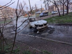 Cette photographie, publiée sur la chaîne Telegram officielle du président ukrainien Volodymyr Zelensky le 4 avril 2025, montre une voiture incendiée à Kryvyi Rig, dans la région de Dnipropetrovsk, après une frappe de missile signalée dans le cadre de l'invasion russe de l'Ukraine