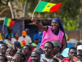 Une foule enthousiaste, notamment les plus jeunes, a salué l'élection de Bassirou Diomaye Faye.