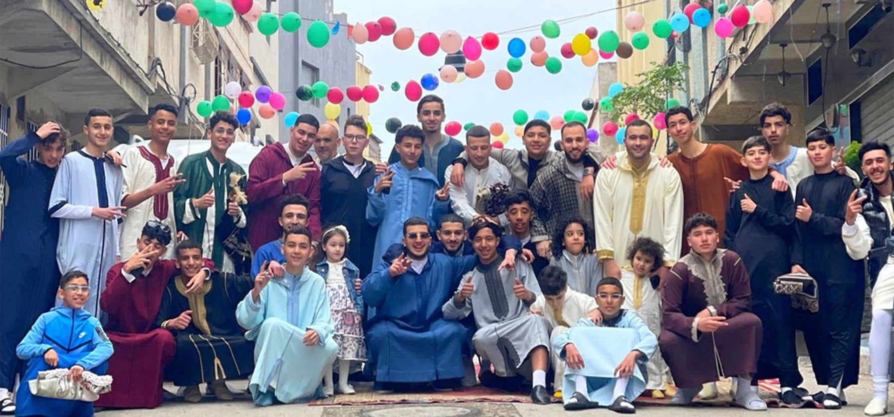 احتفالات استثنائية في طنجة صبيحة عيد الفطر.. مبادرات شبابية لتكريم الشيوخ والأطفال