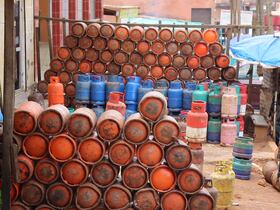 Des bombonnes de gaz chez un distributeurs de bouteilles de gaz.